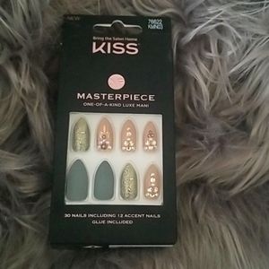 Kiss nails